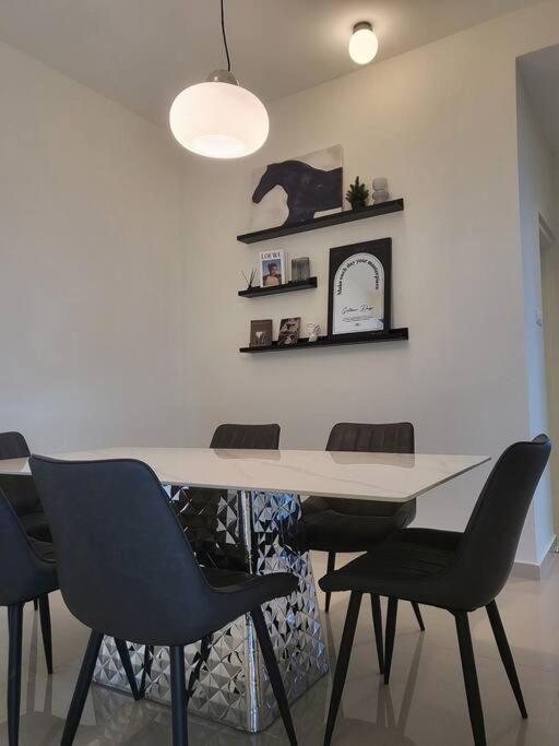 Ultimate Skyline Penthouse W Bathtub 3 Bedroom 6 Pax Apartemen