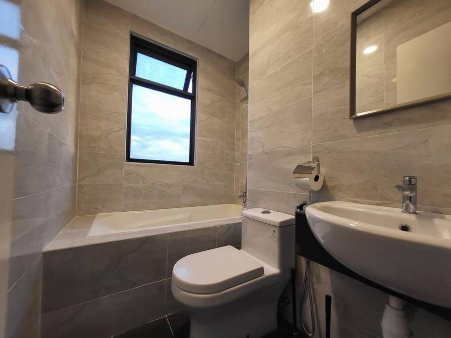 Ultimate Skyline Penthouse W Bathtub 3 Bedroom 6 Pax *