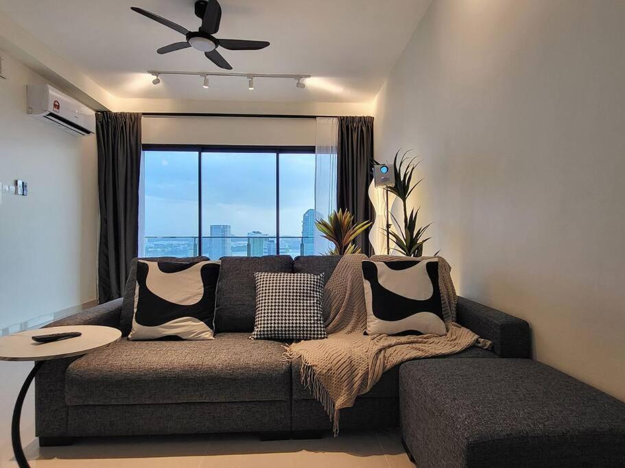 Ultimate Skyline Penthouse W Bathtub 3 Bedroom 6 Pax Apartemen *
