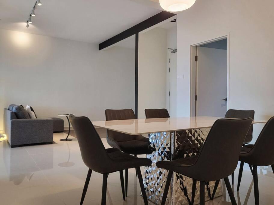 Ultimate Skyline Penthouse W Bathtub 3 Bedroom 6 Pax Johor Bahru