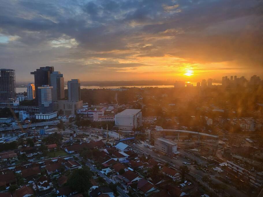 Ultimate Skyline Penthouse W Bathtub 3 Bedroom 6 Pax Apartemen