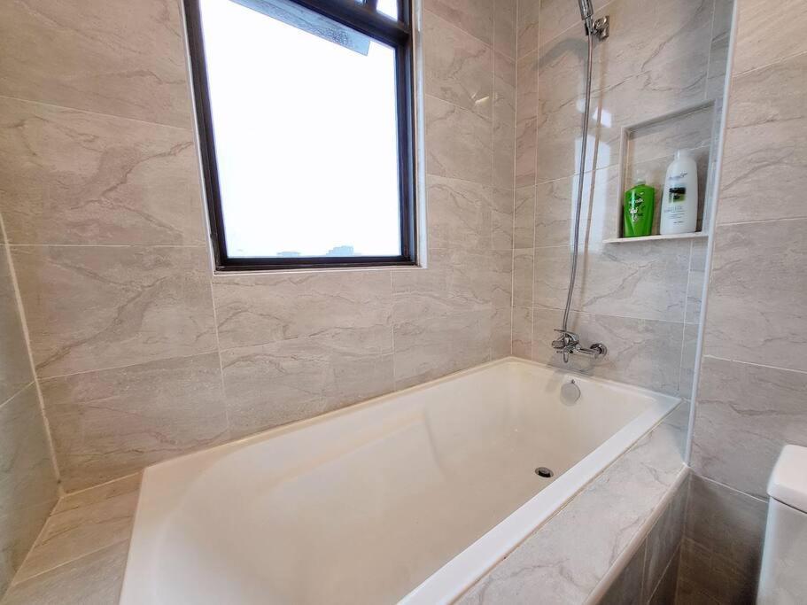 Ultimate Skyline Penthouse W Bathtub 3 Bedroom 6 Pax *