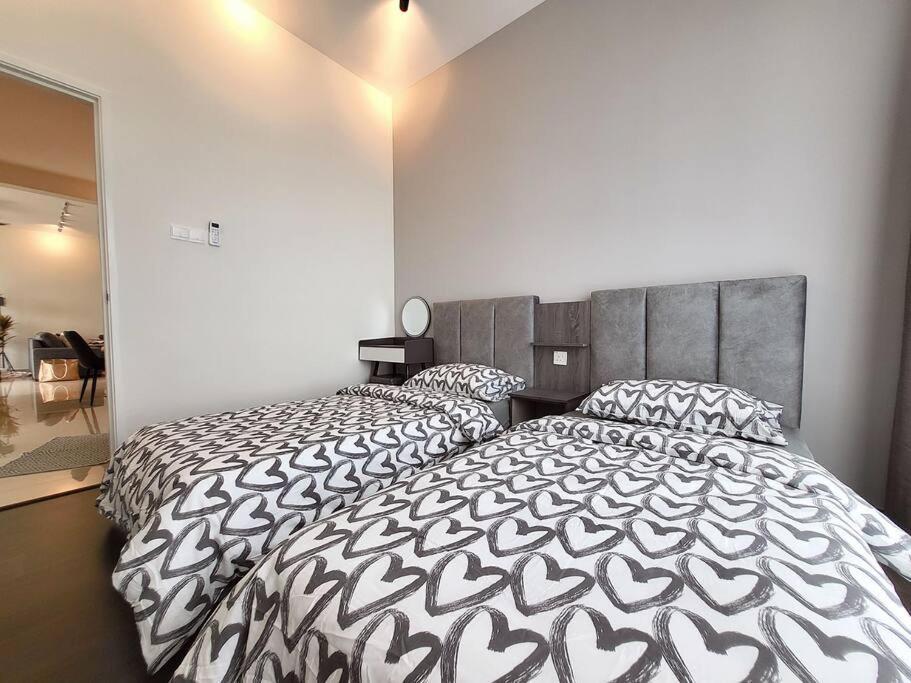 Apartemen Ultimate Skyline Penthouse W Bathtub 3 Bedroom 6 Pax Johor Bahru