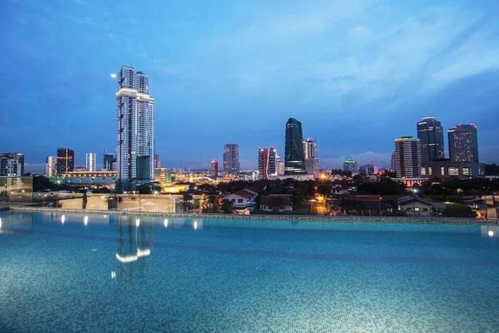 Ultimate Skyline Penthouse W Bathtub 3 Bedroom 6 Pax Apartemen *
