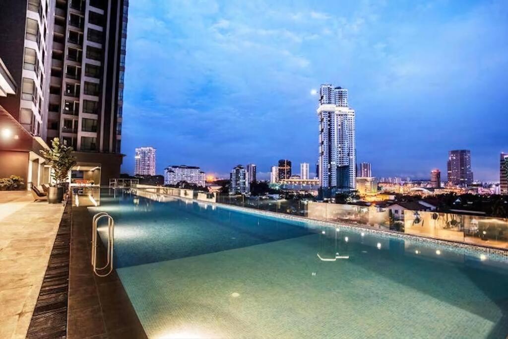 Apartemen Ultimate Skyline Penthouse W Bathtub 3 Bedroom 6 Pax Johor Bahru