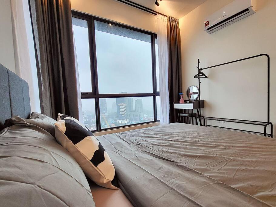 Ultimate Skyline Penthouse W Bathtub 3 Bedroom 6 Pax Apartemen
